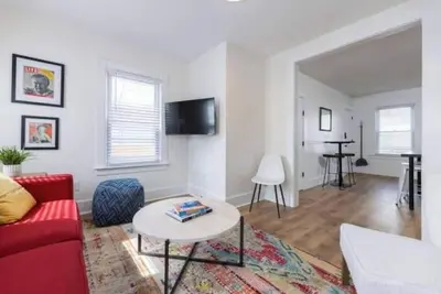 Image de Open Plan Mystic Center, Big 2br w/ Parking