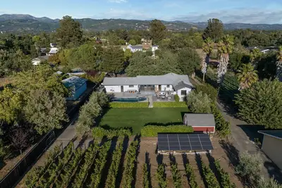 Image de Quintessential wine country home. Pool, views, close to downtown, pets welcome