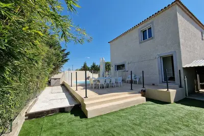 Image de Cette villa, située à Saint-Privat-des-Vieux, est idéale pour 10 personnes.
