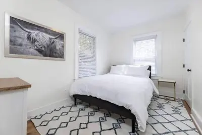 Image de Central Mystic, Nicely Renovated 2br, Free Parking