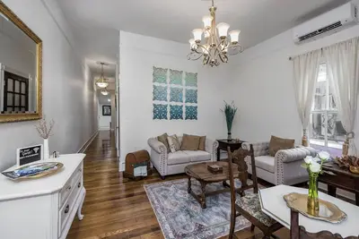 Image de Experience the Historic Armstrong Cottage in the Sunshine Suite