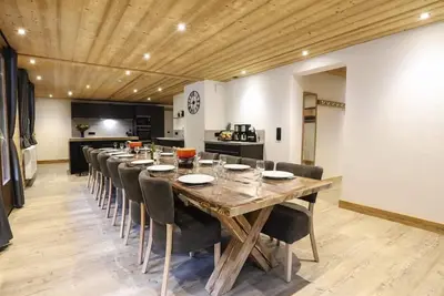 Image de 2ème étage, piscine, sauna, terrasse, balcon, cheminée ou poêle à bois, parking, 200m², Châtel