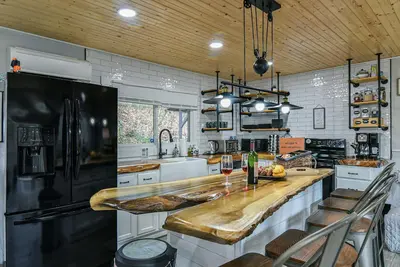 Image de Tranquil Retreat, deck, hot tub, short drive Dt Hendersonville, pet-Friendly