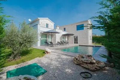 Image de Charming stone villa with jacuzzi, sauna, and private pool in Porec.
