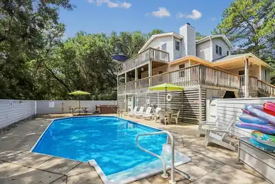 Image de Leeward Inn-- Beautifully Decorated Home with Pool, Hot Tub and More!