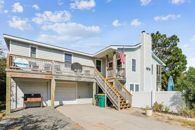 Image de Tax D'Ducktion-- 6br Oceanside home in Downtown Duck with Pool