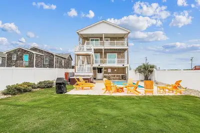 Image de Fantasea -- Spectacular Semi Of Home in Kitty Hawk w/Elevator, Pool and Ocean Views