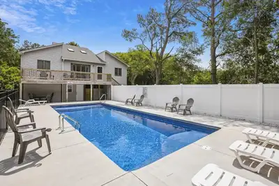 Image de House of Friends -- New Listing! Private Pool, Easy Beach Access