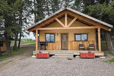 Image de \"Lewis and Clark\" cabin at Columbia Mountain Ranch. Near Glacier National Park!