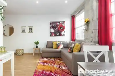 Image de 2 Colorful Fresh Flats | Batalha by Host Wise