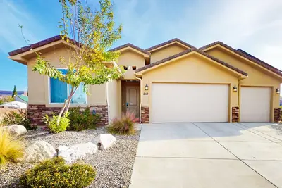 Image de Spacious & sunlit retreat with private hot tub, balcony and near parks