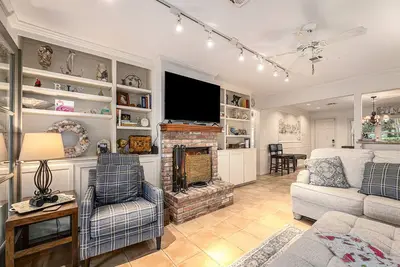 Image de Beautiful waterfront home with sunroom, hammock, grill, washer/dryer & Ac