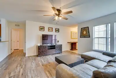 Image de Pcb Condo w/ Pool Access: 1 Mi to Beach!