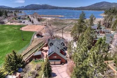 Image de Serene Lakefront Haven by Rather Be Properties