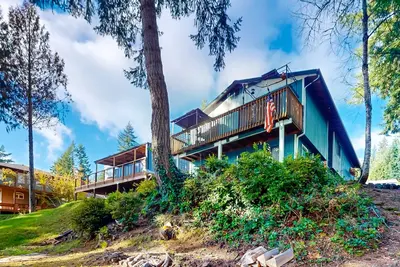 Image de Waterfront escape with beach access, deck, streaming, & W\/D - dog-friendly
