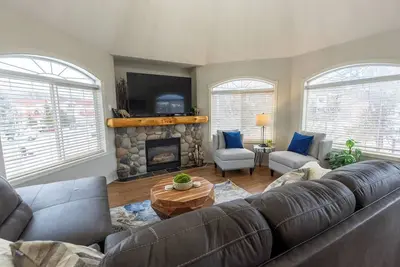 Image de Riverside Chalet + Suite. Enormous Space