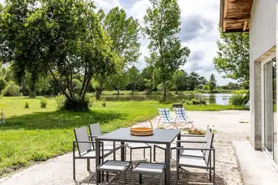 Image de Appartement 'Le Panoramique Du Lac D'isachris' avec vue sur lac