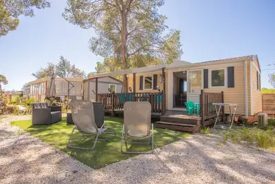 Image de Mobilhome Oasis Village Puget Argens avec piscine partagée et terrasse privée