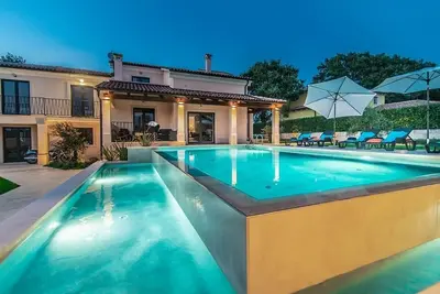 Large Split-Level Villa, A\/C, Private Pool, Summer Kitchen - A short walk to Medieval Svetvincenat!