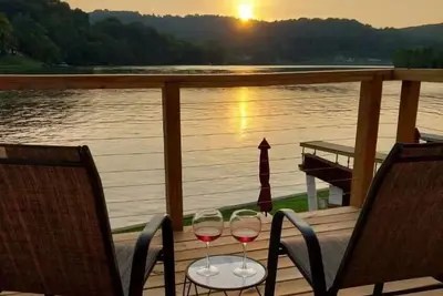 Image de Modern Waterfront Apt Lake White