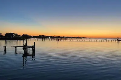Image de That Sunset! Pool on the waters edge