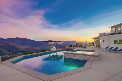 Image de Luxury Resort Home with Pool & Golf Simulator