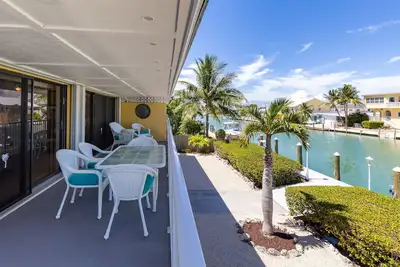 Image de Waterfront home with dock, filet station, patio, balcony, & Cabana Club access