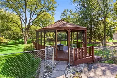 Image de 3br Home + Spacious Yard w Gazebo | Lcp Collection