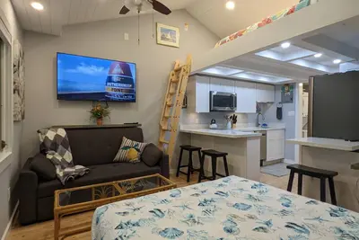 Image de Moongate, a Stylish Studio Retreat near Duval, Pet-Friendly, Gated and Private