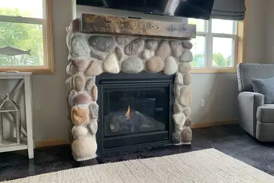 Image de Brand new home on large lake