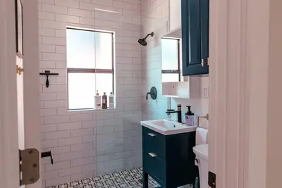 Image de Beautiful remodeled historical home in safe neighborhood downtown.