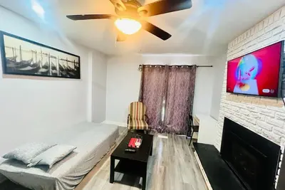 Image de Luxury 1 Bedroom Basement Apartment with Fireplace & Free Parking minutes to Yyz
