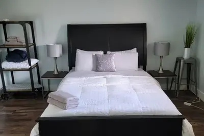 Image de 10 minute walk to restaurants & trails - Convenient Location - #4 Slumber Village