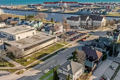 Image de Quaint Blast from the Past - Walk to Lake Michigan, Riverwalk and 8th St Shops!