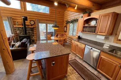 Image de Log Haven by Yellowstone Park- King Beds, Family Game Room, Private Hot Tub!