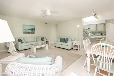 Image de Pinewood Pointe, heated pool, large yard, lower level w/large bar, close to beach