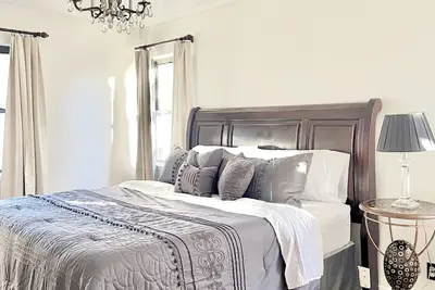 Image de Centrally Located, La Bella, is a well appointed home in a quiet neighborhood