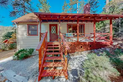 Image de Songbird Cottage - Mountain-view cabin with fireplace & yard