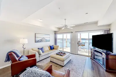Image de Effortless lakefront condo with pool, balcony, grill, fireplace, & beach gear