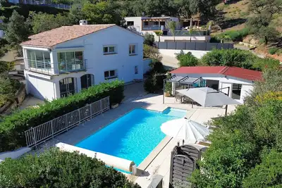 Image de Villa 3* avec vue sur la mer, piscine et terrain de pétanque pour 10 personnes