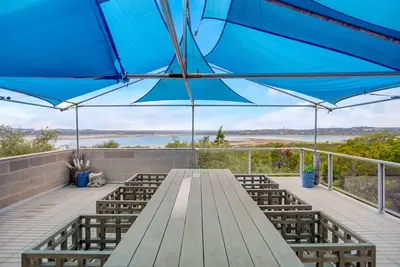 Image de Large 3 Story Home with Panoramic Lake Views, Scenic Balconies, Bbq on the Spacious Deck