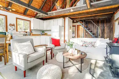 Image de Serene Lakes Cabin w/ Deck: Dog Friendly!