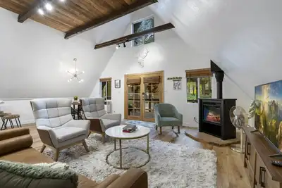 Image de A-frame cabin, fenced-in yard