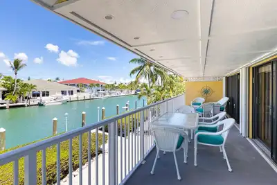 Image de Waterfront duplex with hot tub, pool, & beach access - W/D, balcony, and grill