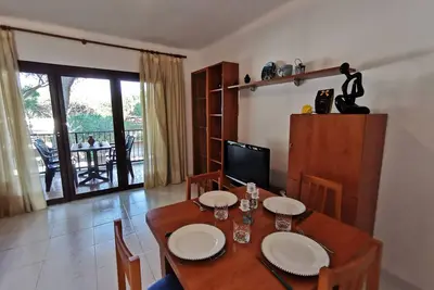 Image de Bel Appartement avec Terrasse, 2 Chambres, Wifi Gratuit, Proche Plage et Centre - Confort Assuré!