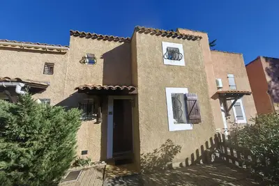 Image de Villa Mitoyenne T4 avec Piscine, Terrasse, Parking et Proche Plage - Animaux Bienvenus