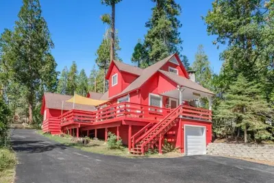 Image de This house is a 3 bedroom(s), 2 bathrooms, located in Shaver Lake, Ca.