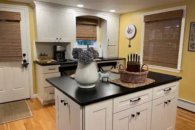 Image de Vacation in this Sweet & Cozy Gansett Gem!