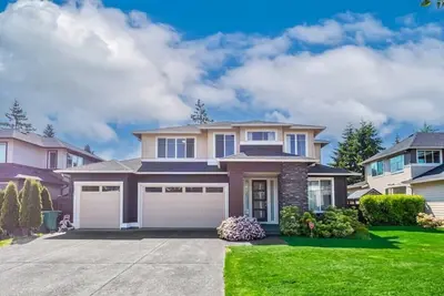 Image de Luxe 5-bedroom home in Federal Way