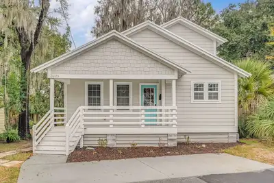 Image de 3br Home | Near Savannah and Marina + Workspace